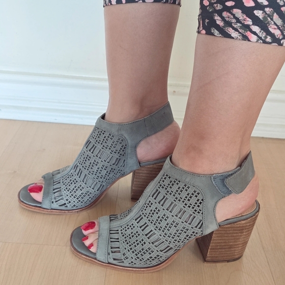 Vince Camuto Keannie Leather Open Toe Stacked Gray Block Heels Sandals Size 5M - Picture 4 of 10